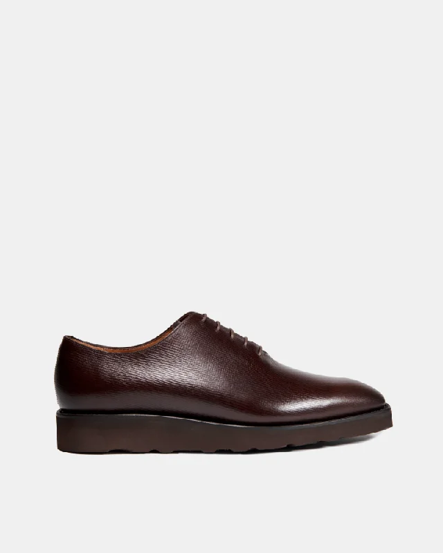Men's Oxfords with a lace - up closure and a narrow fitDark Brown Wholecut Oxford Lightweight Shoe Men's Oxfords with a lace - up closure and a narrow fitDark Brown Wholecut Oxford Lightweight Shoe