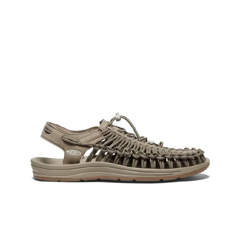 Men's sandals in a neutral color like black or brownMen's UNEEK Sneaker | Timberwolf/Plaza Taupe Men's sandals in a neutral color like black or brownMen's UNEEK Sneaker | Timberwolf/Plaza Taupe