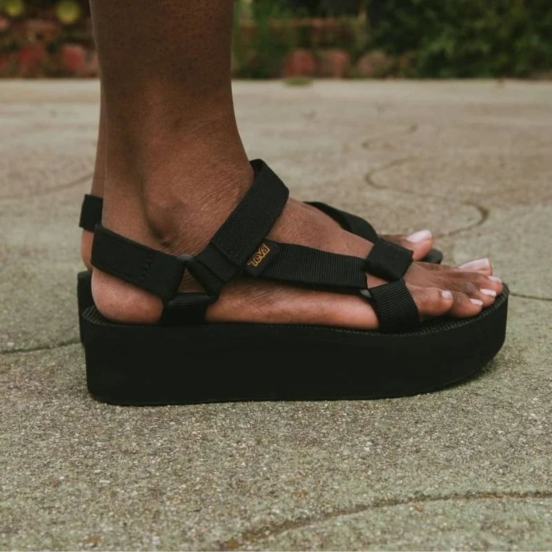 Men's sandals with a decorative buckle or charmTeva Womens Flatform Universal Sandal Men's sandals with a decorative buckle or charmTeva Womens Flatform Universal Sandal