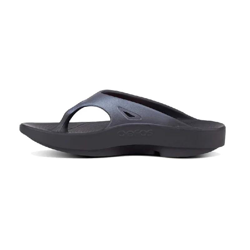Men's leather sandals with an adjustable strapOofos Men's Ooriginal Sport Thong Sandals - Graphite Men's leather sandals with an adjustable strapOofos Men's Ooriginal Sport Thong Sandals - Graphite