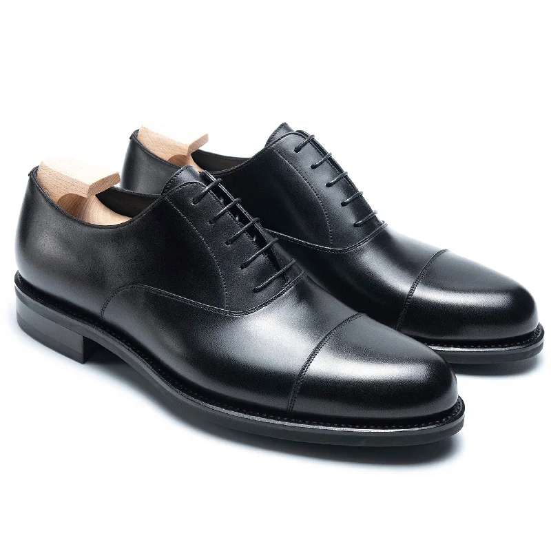 Men's Oxford shoes with a decorative inlay on the toeADAM