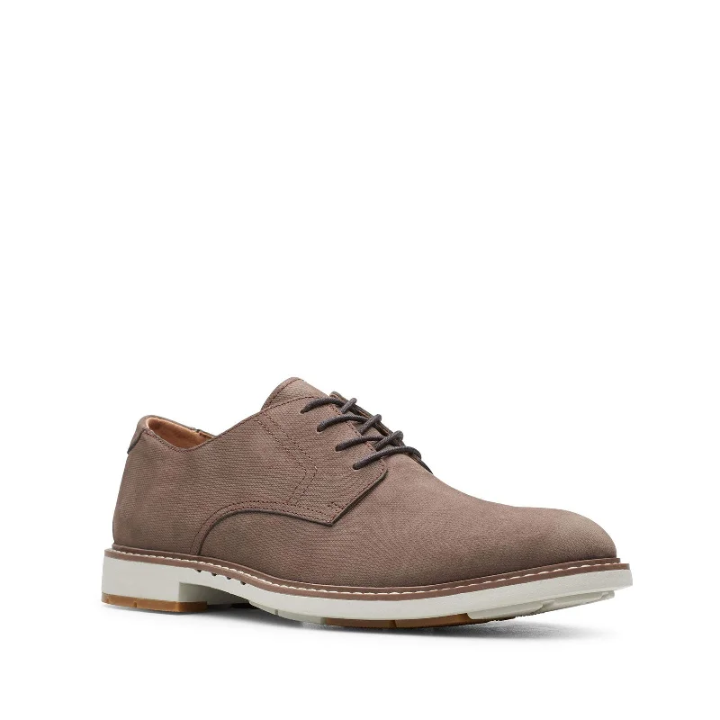 Men's Oxfords with a lace - up closure and a narrow fitClarks - Mens Un Elott Lace Shoes Men's Oxfords with a lace - up closure and a narrow fitClarks - Mens Un Elott Lace Shoes