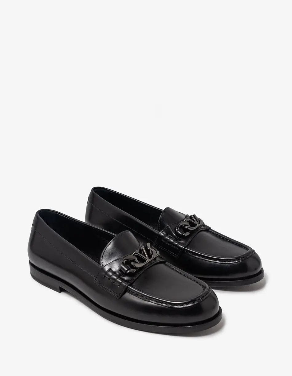 Men's loafers with a perforated leather upper for ventilation Men's loafers with a perforated leather upper for ventilation Valentino Black VLogo Chain Loafers Men's loafers with a perforated leather upper for ventilation Men's loafers with a perforated leather upper for ventilation Valentino Black VLogo Chain Loafers