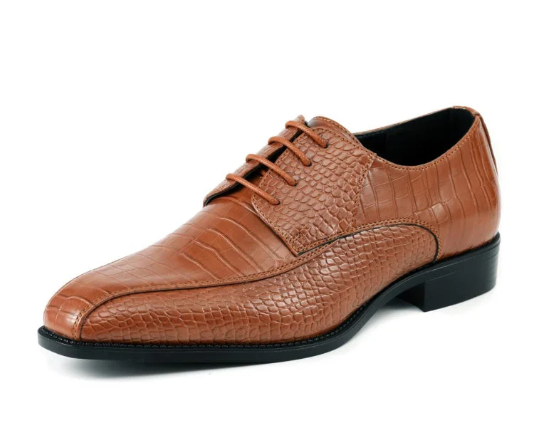 Men's formal shoes with a wingtip design Men's formal shoes with a wingtip design Harvey Cognac