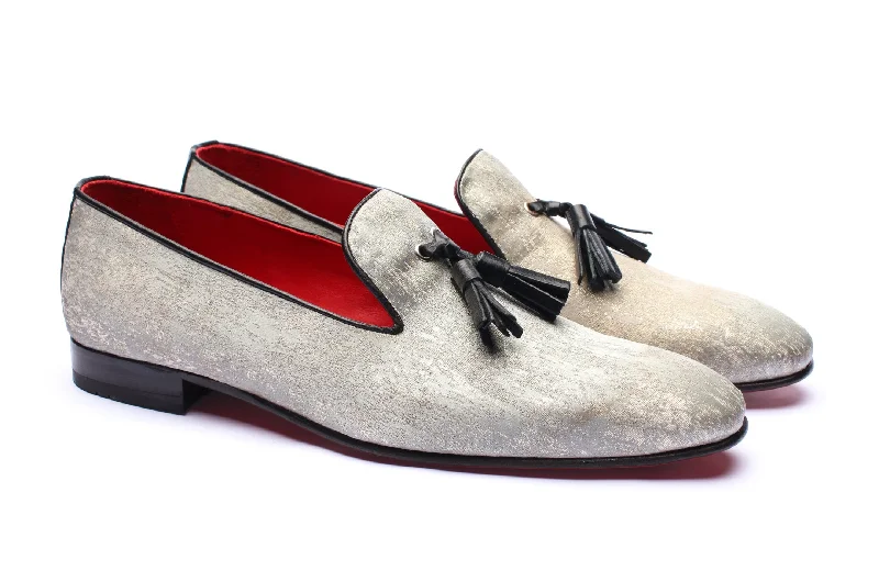 Men's loafers with a perforated leather upper for ventilation Men's loafers with a perforated leather upper for ventilation The Showtime Loafers - White/Gold Men's loafers with a perforated leather upper for ventilation Men's loafers with a perforated leather upper for ventilation The Showtime Loafers - White/Gold